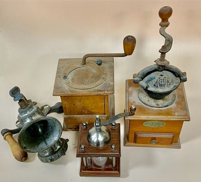 לוט ארבעה טוחנים הכוללים: מטחנת בשר מצ'כוסלובקיה -מתכת אורך 25 ס"מ, מטחנת קפה עתיקה גודל בסיס 