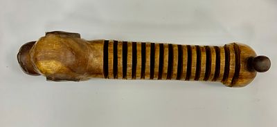 פסל עץ גילוף עבודת יד עם חריצים במרכז בצורת כלב נקניקייה, גודל- 66x 13 ס״מ , גובה- 22 ס״מ