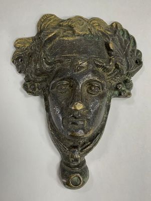 פסל ברונזה עתיק לתלייה , פורטרט דמות , גודל 17x13 ס״מ לא חתום