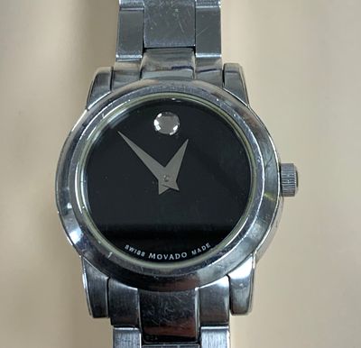 שעון יד צבע כסף BOLD MOVADO מנגנון קוורץ שוויצרי עם רצועת פלדה אלחלד במצב טוב אך משומש עם 