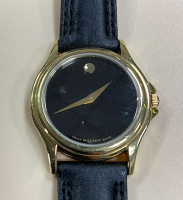 שעון יד צבע זהב ולוח שחור BOLD MOVADO מנגנון קוורץ שוויצרי עם רצועת עור שחורה ומקורית במצב טוב 