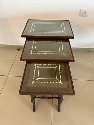 סט 3 שולחנות עץ גילוף עבודת יד עם עור ירוק וצורת נבל בצדדים גובה 55 ס׳׳מ גודל משטח עליון 51x38 ס׳׳מ