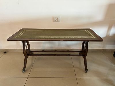 שולחן מלבני עץ גילוף עבודת יד עם נבל בצדדים רגלי אריה גודל 106x43 ס׳׳מ גובה 48 ס׳׳מ