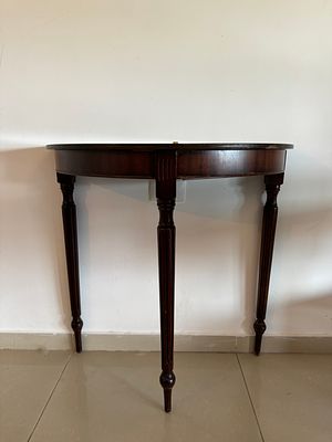 שולחן חצי עיגול עץ עתיק גילוף עבודת יד גובה 74 ס׳׳מ 76x37 ס׳׳מ זקוק לטיפול