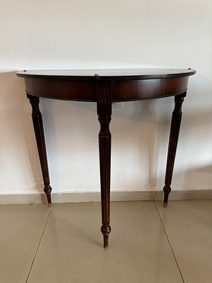 שולחן חצי עיגול עץ עתיק גילוף עבודת יד גובה 74 ס׳׳מ 76x37 ס׳׳מ זקוק לטיפול