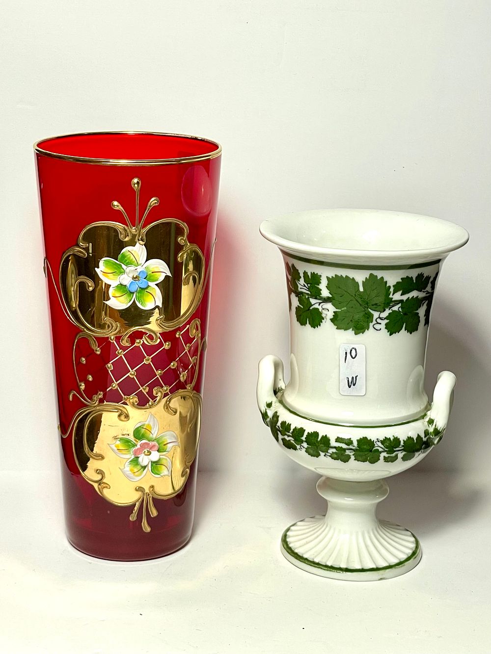 לוט 2 פריטים : פורצלן מייסן Medium handle vase, Royal Meissen, vine leaves גובה 13.5 ס"מ 