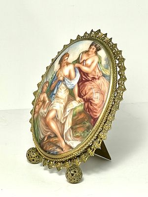 LIMOGES FRANCE תמונה על פורצלן עם נגיעות אמייל במסגרת נחושת 11X8 ס"מ עם רגל - חתומה בגב -