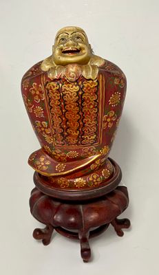 פסל עץ ציור יד כנראה עתיק עם בסיס עץ חדש - גובה כולל בסיס 20 ס''מ