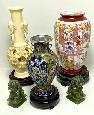 לוט 4 פריטים מזרח רחוק : זוג פיסלוני ג'ייד 5 ס''מ גובה כ"א - ואזה קלוזונה גובה 13 ס''מ כולל בסיס 