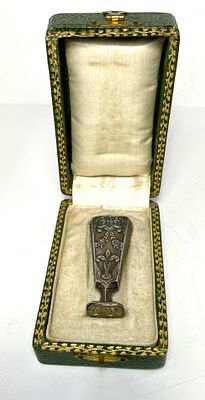 חותם עתיק מאה 19 עבודת תבליטים - ציפוי כסף 6 ס"מ עם קופסה מפוארת מקורית עתיקה 6X10.5X3.5 ס"מ 