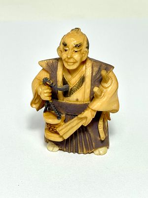 נצוקה מעולה שן הב עבודת יד אמן חתום 5 ס''מ גובה