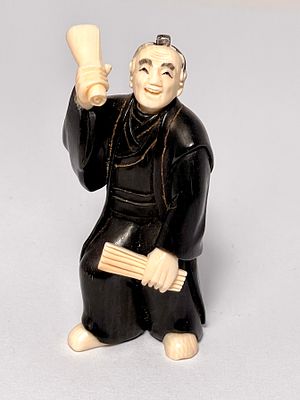 נצוקה מעולה שן הב ועץ עבודת יד אמן חתום 6 ס''מ גובה