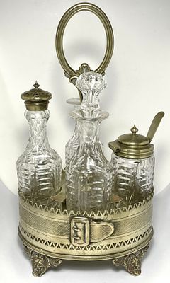 סט עתיק לשמן-חומץ חרדל ומלח - אנגלי חתום - מתכת וקריסטל ( חסר פקק אחד ) 
גובה מתקן 28 ס''מ