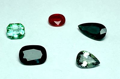 לוט 5 אבני חן טבעיות : ספיר קורונדום כתום אדמדם אובלי 1.18 CT - טנזנייט כחול ירקרק טיפה 1.41 CT 