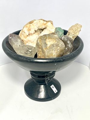 לוט: סנטר פיס עשוי אבן טבעית בגובה 13.5 ס''מ קוטר 16.5 ס''מ כבד ועוד 7 גבישים של אבני חן טבעיות 