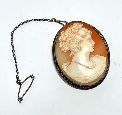 סיכת קמאו עתיקה צדף גילוף עבודת יד דמות אישה במסגרת כסף 3.5X4 ס''מ עם שרשרת ביטחון