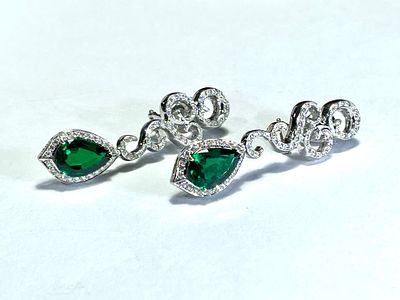 זוג עגילי זהב 18 קרט עם כ 1.50 CT יהלומים קטנים מעולים נקי לבן ועוד שתי אבני חן ירוקות בצבע 