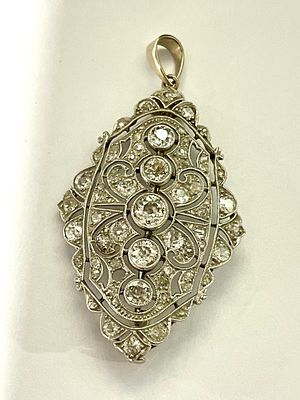 תליון-סיכה ארט דקו פלטינה 6.5 גרם עם יהלומים כולל : יהלום מרכזי כ 0.50CT- ניקיון SI1 צבע I 