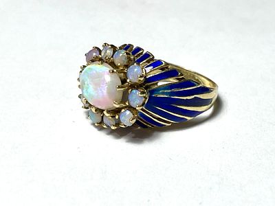 טבעת זהב חתומה עם אופל מרכזי 10X8 מ"מ עם 10 אופלים 3 מ"מ קבושון מסיביב בגווני צבע חזקים יפים 