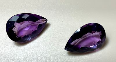 שני אבני אמטיסט בליטוש טיפה משקל כולל 9.8 ct סה׳׳כ, צבע וברק חזק