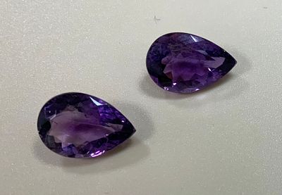 שני אבני אמטיסט בליטוש טיפה משקל כולל 7.45 ct סה׳׳כ, צבע וברק חזק