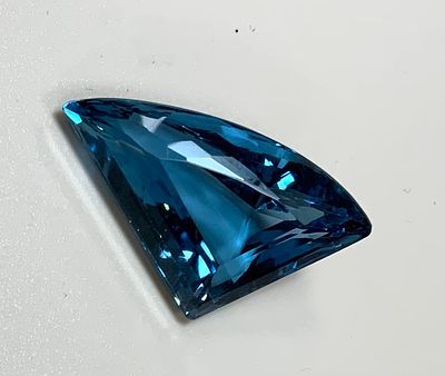 בלו טופז ליטוש מיוחד משולשי 45.8 ct צבע מעולה