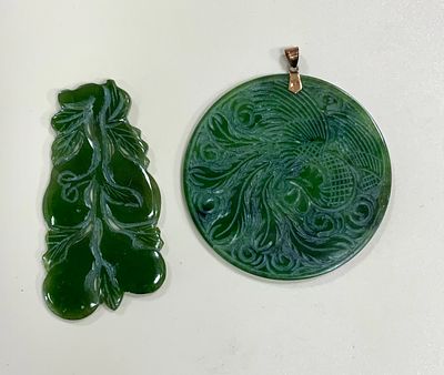 2 אבני ג׳ייד , 1 עגול עם מתלה זהב 14 קרט חתום ct 32.7 גרם