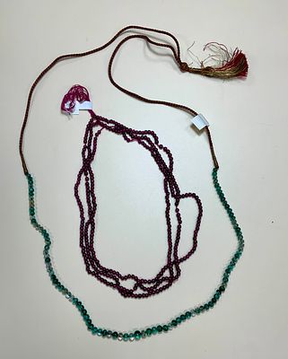 מחרוזת אבני קוורץ שקופות חלקם צבועים בירוק ומחרוזת 3 שורות של אמטיסט קוטר 3.5 מ׳׳מ