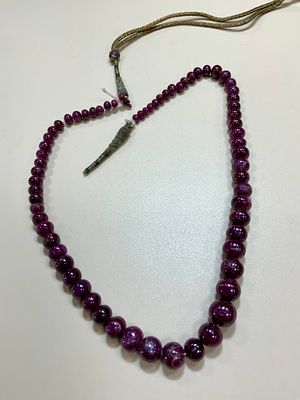 שורת אבני רובי , חרוזים טבעיים מ4.2 - 10.2 מ׳׳מ קוטר, צבע אדום בורדו משקל 215 ct ברוטו כולל חוט