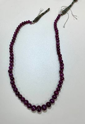 שורת אבני רובי , חרוזים טבעיים מ4.1 - 9.8 מ׳׳מ קוטר צבע אדום בורדו משקל 182 ct ברוטו כולל חוט