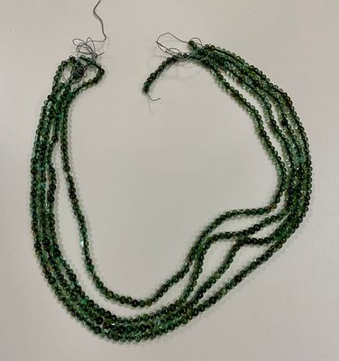 4 שורות של אבני אמרלד טבעיות ירוקות , 139 ct ברוטו כולל חוט קוטר 3.5 מ׳׳מ כל אחד