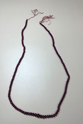 שורה של רובינים בצבע אדום בורדו , 83 ct קוטר מ3.2 - 6.8 מ׳׳מ