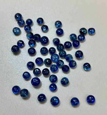 אבני חן ספיר כחול בליטוש חרוזים עם חורים, משקל 21.6 ct סה׳׳כ קוטר ממוצע 4 מ׳׳מ