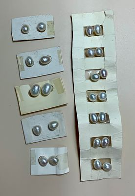 לוט 12 זוגות פנינים שמתאימות לעגילים, בין 7-8 מ׳׳מ אובלי בצבע לבן ברק חזק