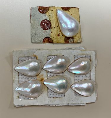 3 זוגות פניני מובי קבושון בצורת טיפה בגודל 12.5x19 מ׳׳מ ועוד פנינה בודדת 14.5x22.9 מ׳׳מ