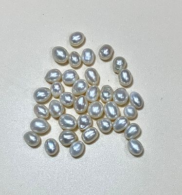 36 פנינים בצורת אגס לבנות יפות עם חור 1 לשיבוץ גודל 7x9 מ׳׳מ