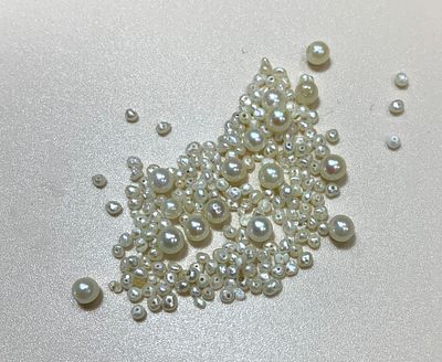 לוט פנינים מיניאטוריות בין 1.2 - 1.5 מ׳׳מ ועוד 15 פנינים עגולות בקוטר 3.2 מ׳׳מ