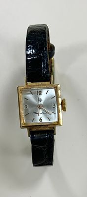 שעוןן יד LIP לנשים , זהב 18 קרט פריז צרפת חתום, 15X15 מ''מ שוויצרי לא ידוע אם רצועה מקורית במצב 