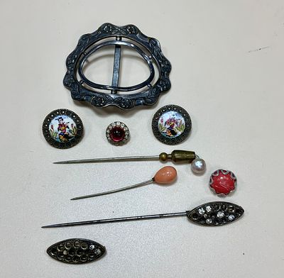 לוט 9 תכשיטי אופנה שונים הכוללים: 2 כפתורים מצויירים עבודת יד , אבזם לחגורה קטנה ארט נובו, 3 