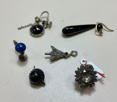 לוט 6 תכשיטים שונים הכוללים : תליון משובץ דיאמנטים עם מקום לתוספת ועוד 5 עגילים בודדים שונים