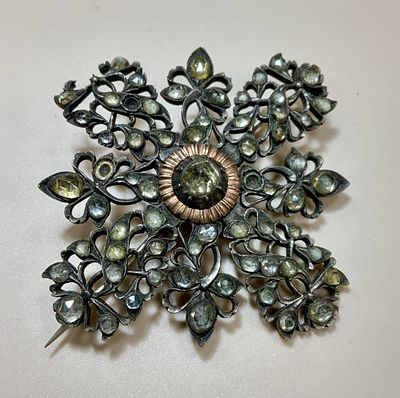 סיכת כסף וזהב משולב עם אבנים שקופות משקל 25.3 גרם חסר חלק ראו בתמונות