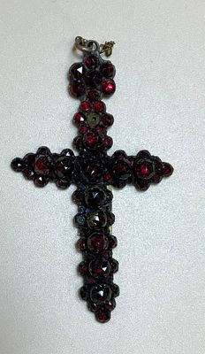 צלב משובץ גרנטים , שבור