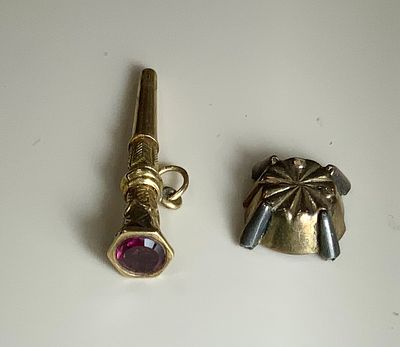 תליון מפתח זהב 14k לא חתום אך נבדק, למתיחת שעון קטן עם אמטיסט בחלק העליון ועוד 2 חלקי שברים זהב 