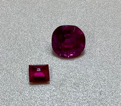 2 אבני חן רובי בגווני אדום שונים , אחת בליטוש יהלום במשקל 0.97 ct, אחת בליטוש פרינסס במשקל 0.215 ct