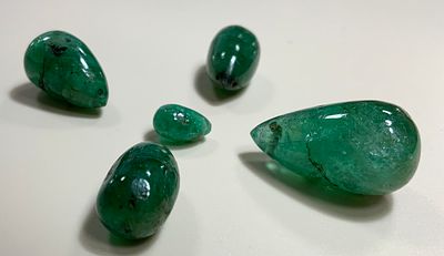 לוט 5 אבני חן אמרלד בליטושים שונים משקל 61.67 ct סה׳׳כ