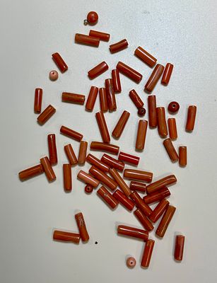 לוט קורלים בליטוש צילינדר וחרוז עם חור שיזור בכל אחד מאבנים יש מעט זהב משקל 101.5 ct סה׳׳כ 20 גרם