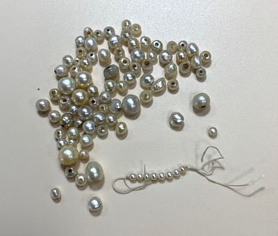 לוט פנינים בגדלים שונים, חלקן עם חור יחיד לעגילים וחלקן עם חור לשיזור משקל 8.5 גרם