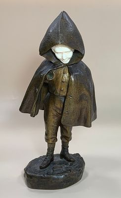 פסל ברונזה חתום דמות עם שכמיה עם פנים גילוף עבודת יד , ללא בסיס גובה 21.5 ס"מ