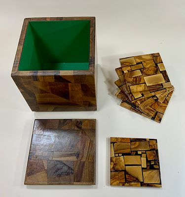 קופסת עץ זית , כנראה תוצרת ישראל לא חתום ו-6 תחתיות מאותה עבודה , גודל תחתית 9X9 גודל הקופסא 