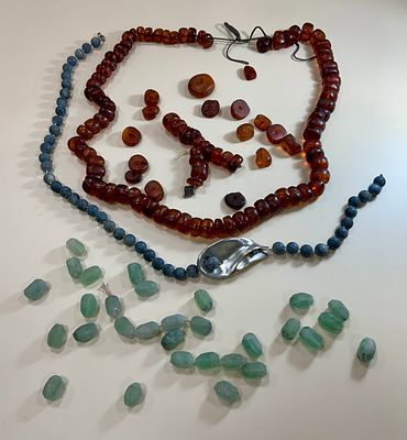 לוט אבנים ותכשיטים לתיקון הכוללים : שרשרת קורלים כחול אפור עם סיכת כסף 925 חתום , מחרוזת לא 